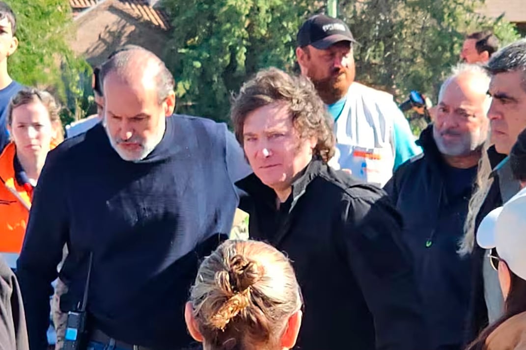 El presidente Javier Milei viajó a Bahía Blanca cinco días después de la inundación. Fue insultado por vecinos que se acercaron a él durante su arrivo.