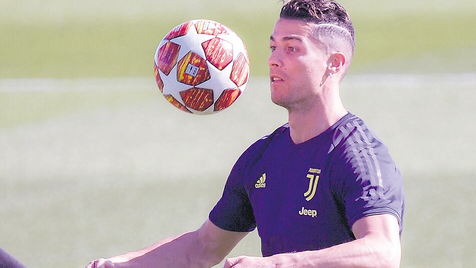 Cristiano Ronaldo marcó de palomita en la igualdad en Amsterdam.