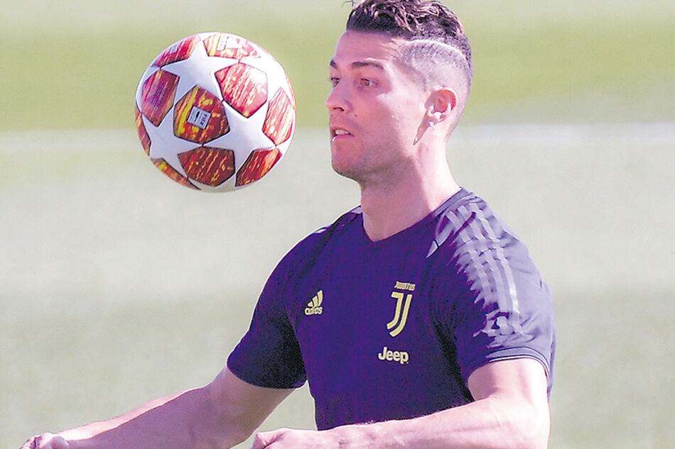 Cristiano Ronaldo marcó de palomita en la igualdad en Amsterdam.