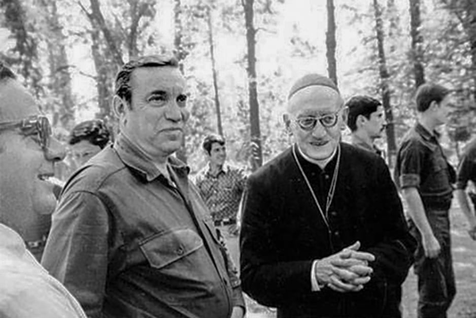 El entonces obispo castrense Adolfo Servando Tortolo con el genocida Antonio Domingo Bussi.