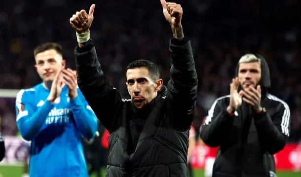 Di María, reemplazado en el complemento, celebra el pase de Benfica