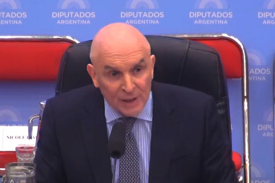 José Luis Espert, cuestionado presidente de la Comisión de Presupuesto, resistió los pedidos de expulsión y siguió al frente del debate.