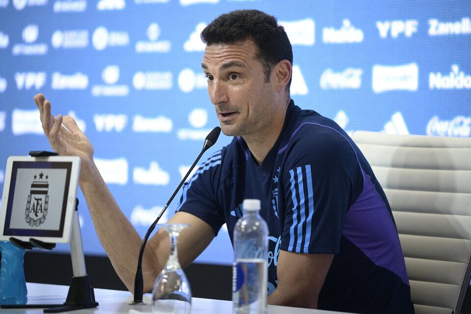 Lionel Scaloni, entrenador de la selección argentina, provocó la risa de los presentes en la conferencia de prensa. 