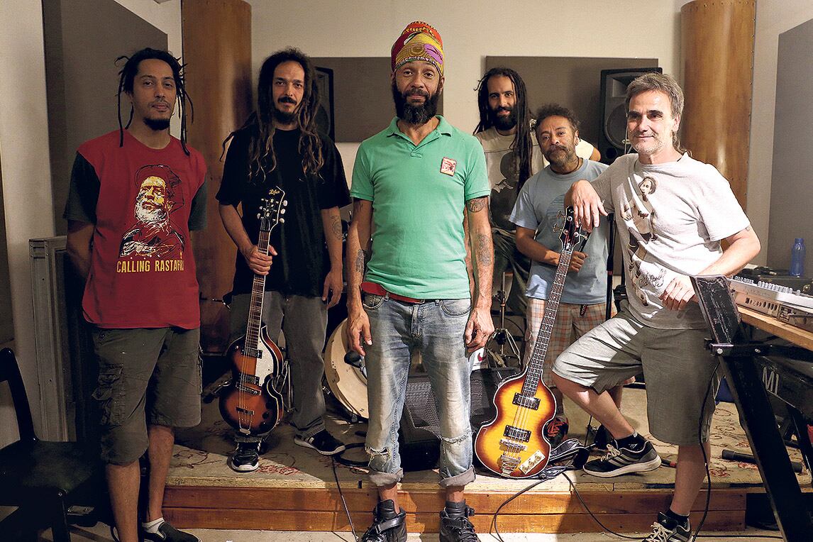 “Habrán evolucionado los celulares, pero no sucedió lo mismo con la sociedad”, afirma Fidel Nadal.