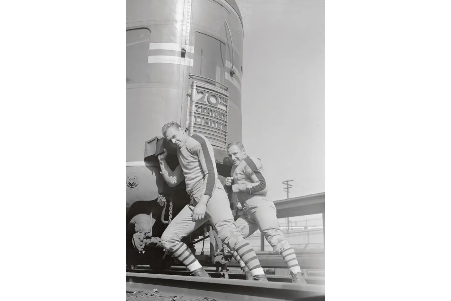 Jugadores del Columbia Lions que aportaron su fuerza para trasladar barriles con uranio.