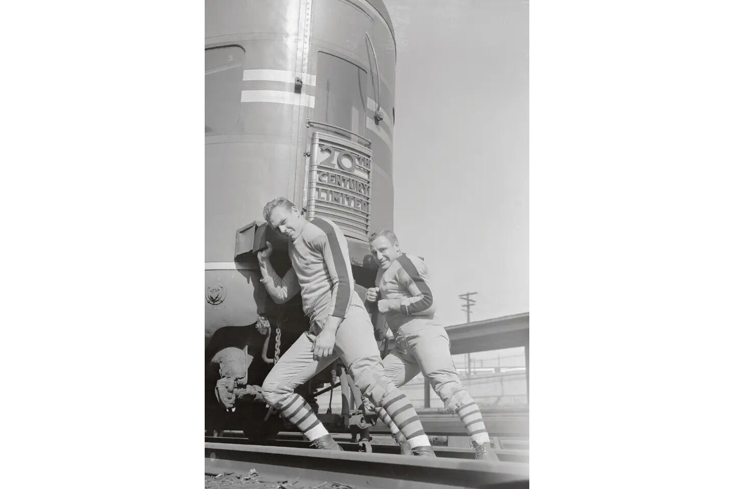 Jugadores del Columbia Lions que aportaron su fuerza para trasladar barriles con uranio.