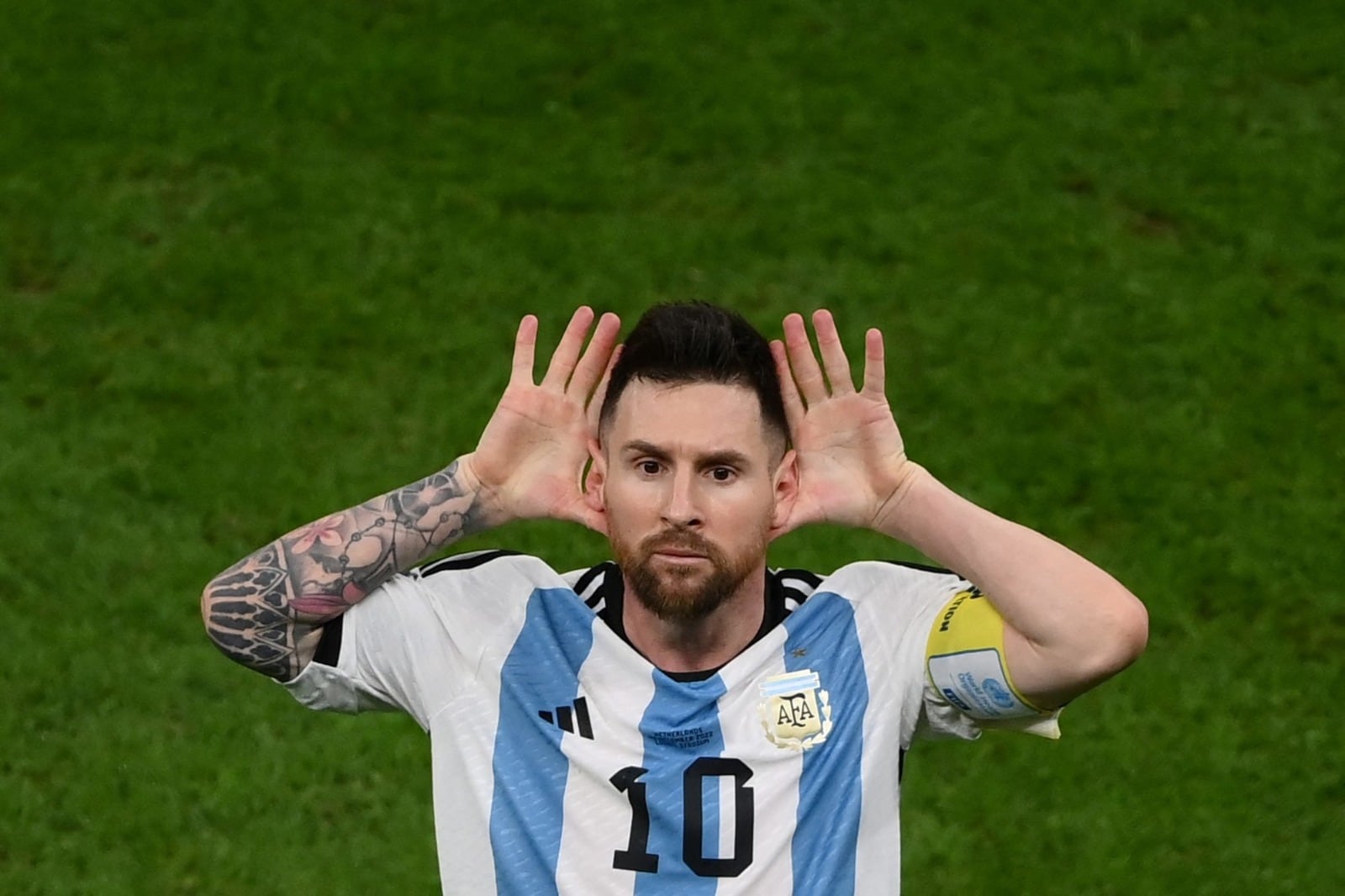 Messi, parado frente a Van Gaal, DT de Países Bajos, en el Mundial 2022.