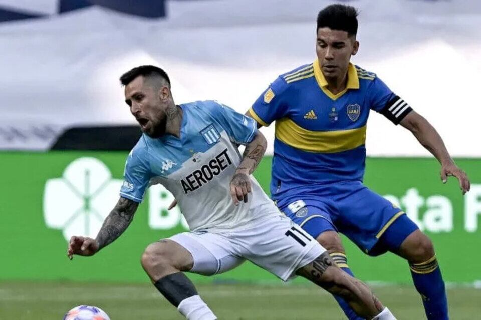 Pol Fernández marca a Jonatan Gómez durante la final del Trofeo de Campeones 2022.  