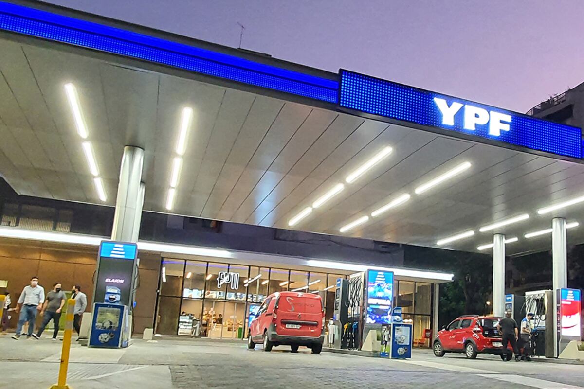 Las estaciones de servicio de todo el país definieron que las estaciones podrían cerrar en horario nocturno. Imagen: YPF