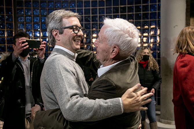 Jhon Boretto festeja el resultado de la elección directa con el rector saliente, el también radical Hugo Juri.