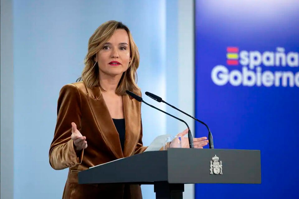 La portavoz del Gobierno español, Pilar Alegría, lanzó un aviso al presidente argentino, Javier Milei.