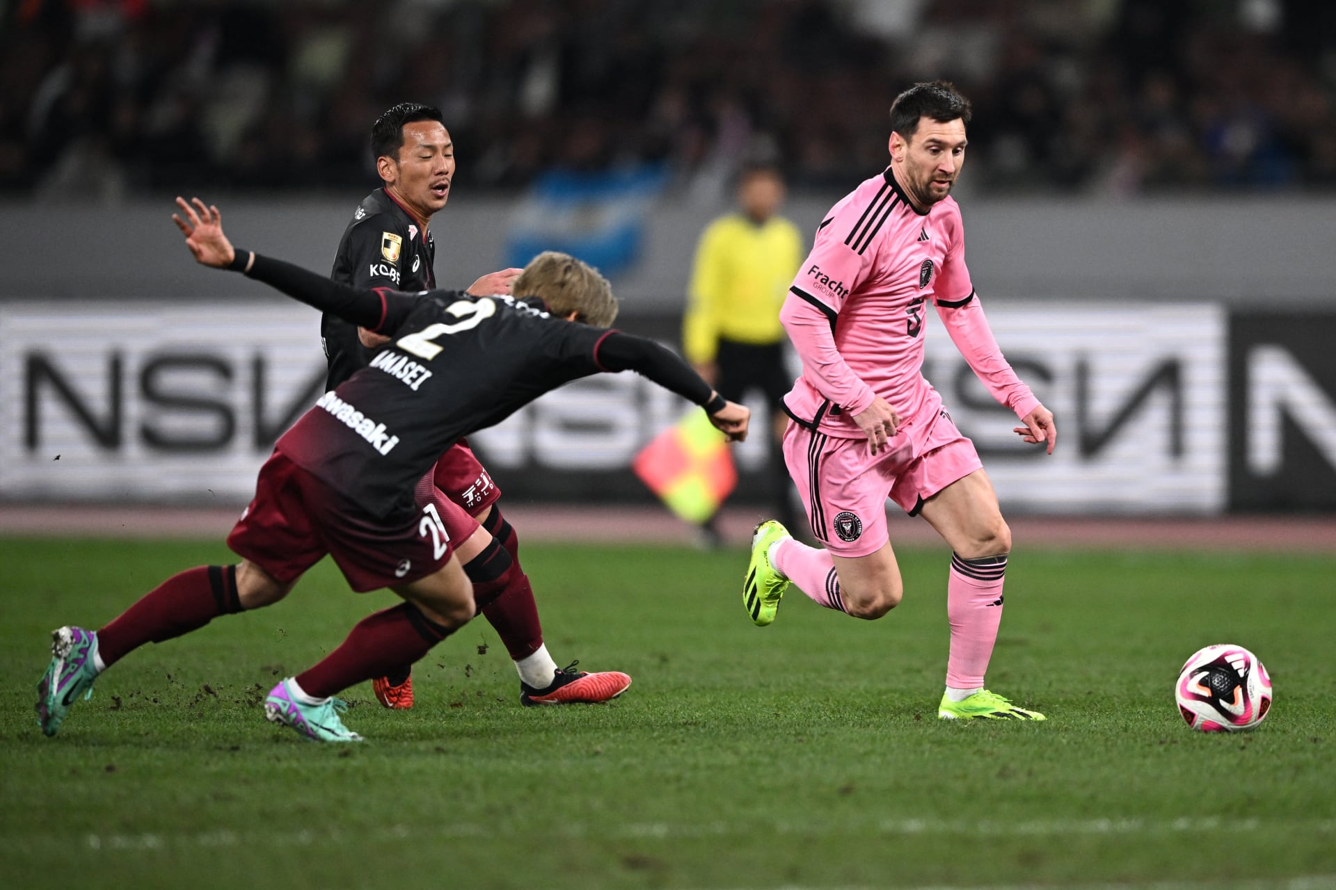 Lionel Messi vs Vissel Kobe.