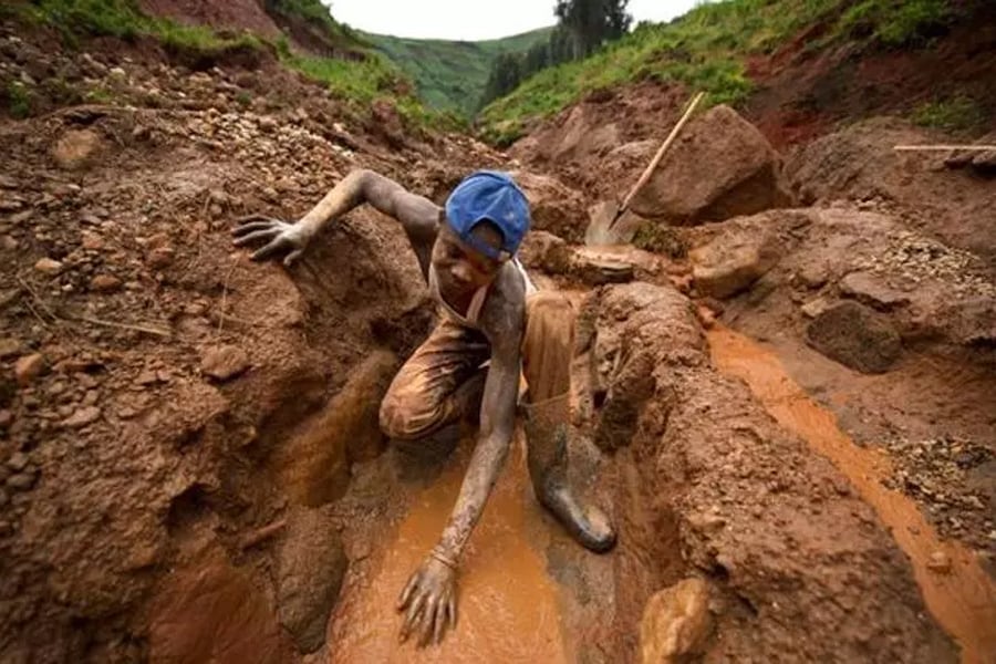 Un niño explotado en una mina en la República Democrática del Congo. 