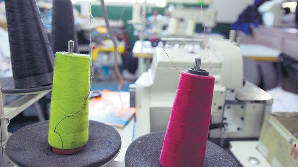 La importación y la retracción del mercado interno golpean la industria.