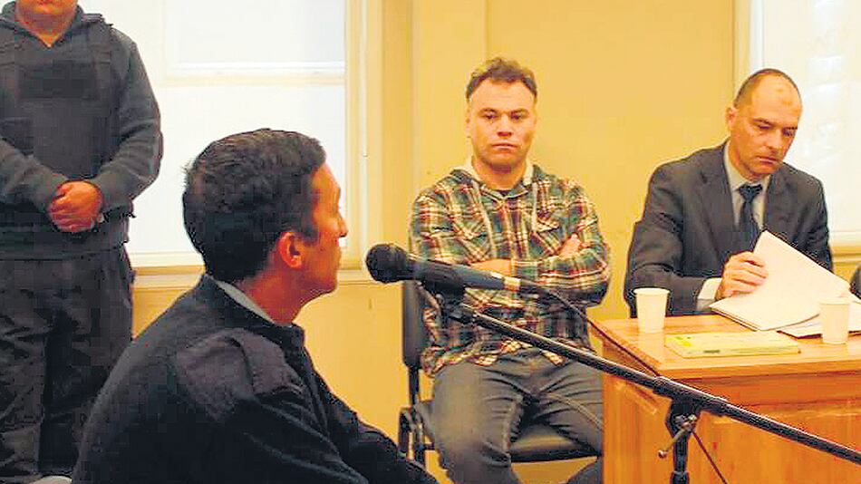 Cristian Maldonado, sentado junto a su defensor.