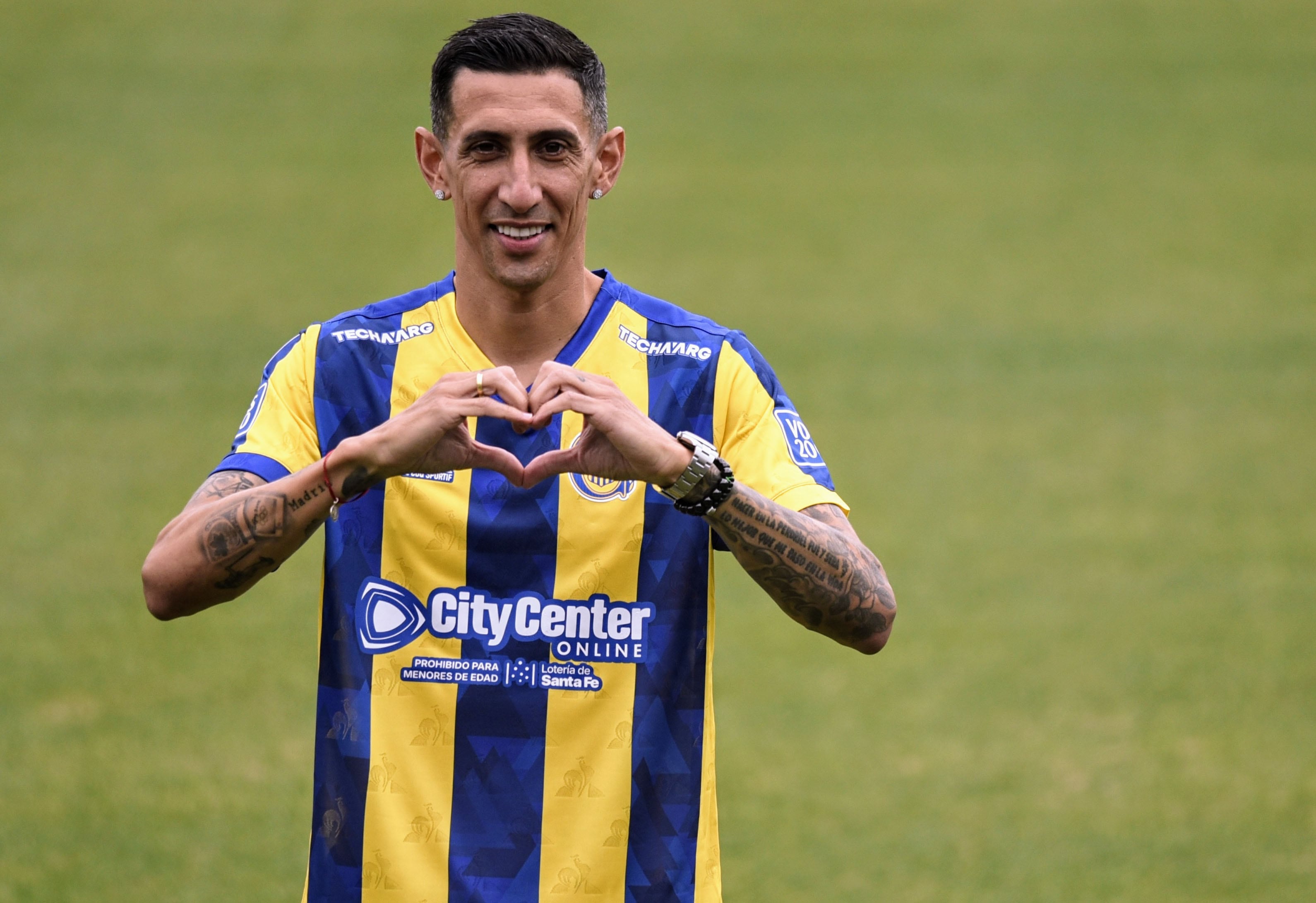 Di María posó con su clásico festejo en el Gigante de Arroyito.