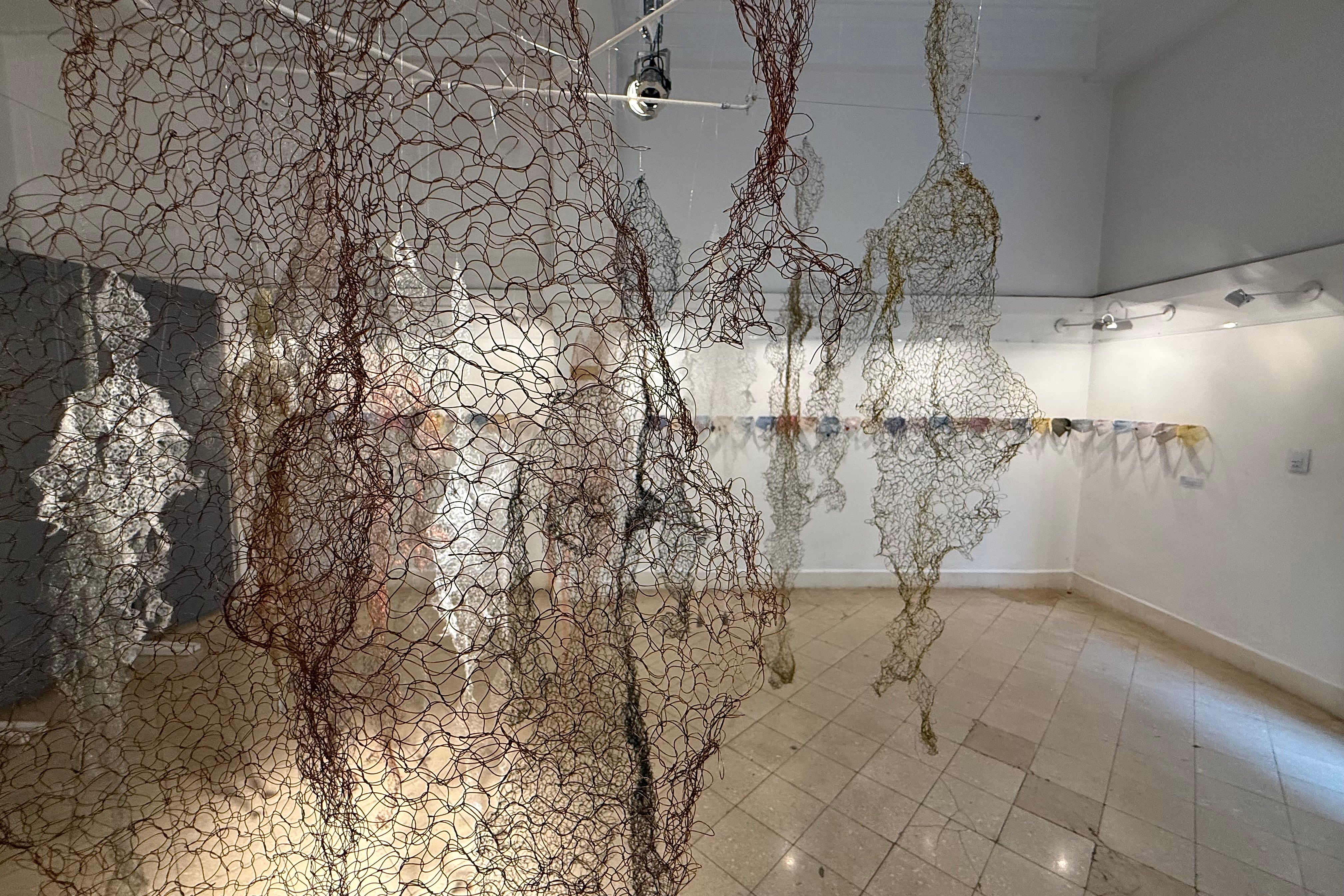 "Las Nadies", instalación, de Ester Szlit. Abajo: "Presente", instalación de Adriana Sibio.