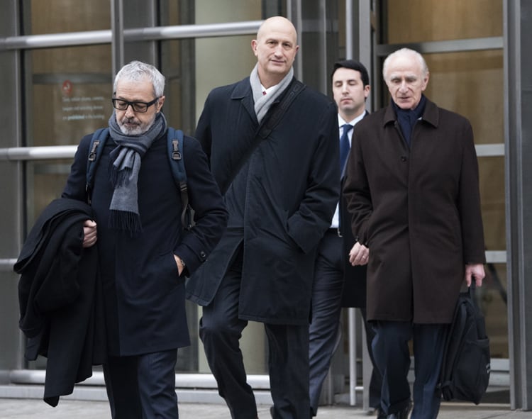 Los abogados de Marín salen de la Corte en Nueva York, tras el fallo adverso.