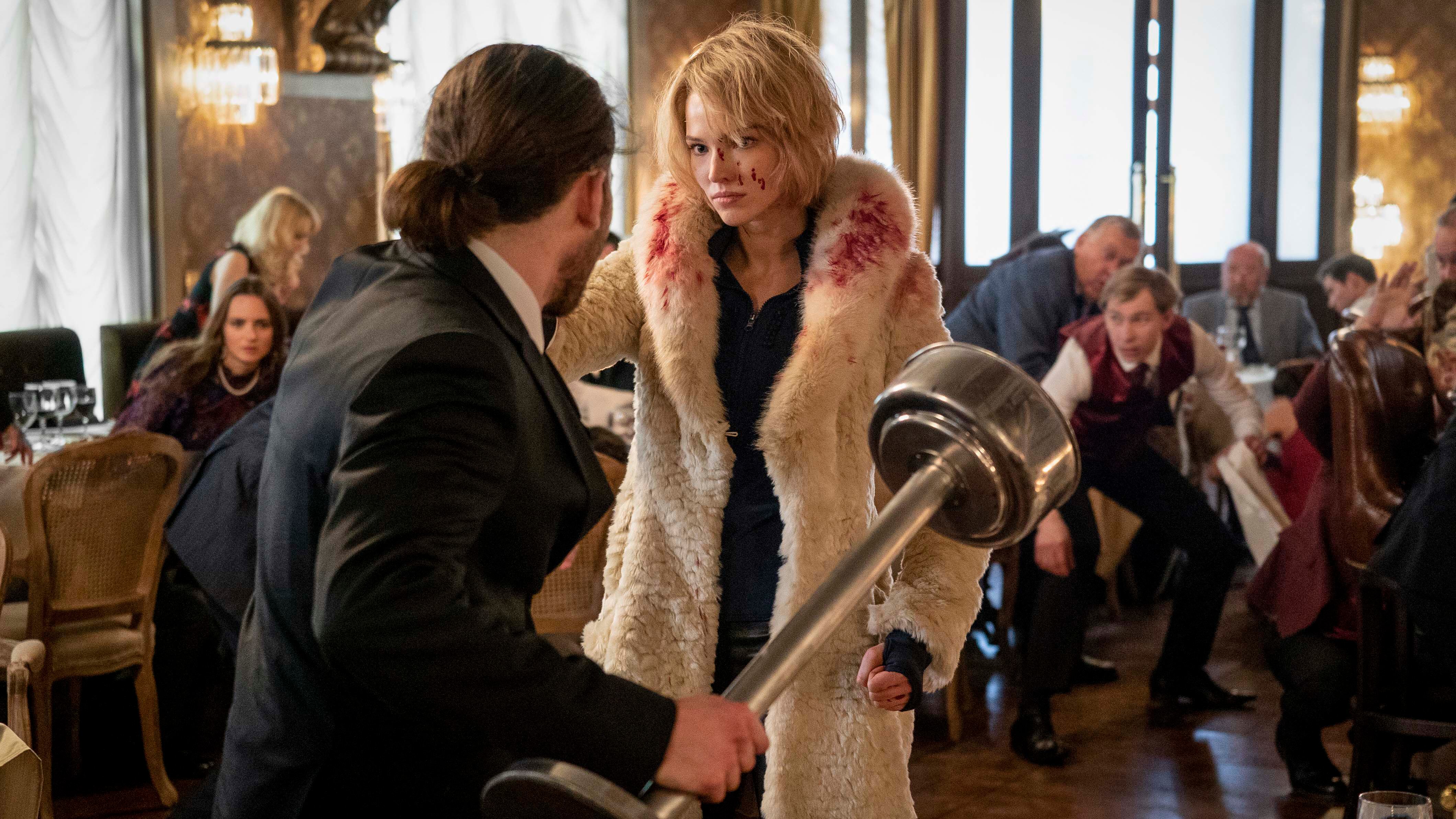 La mannequin rusa Sasha Luss es Anna, una agente del recontraespionaje.