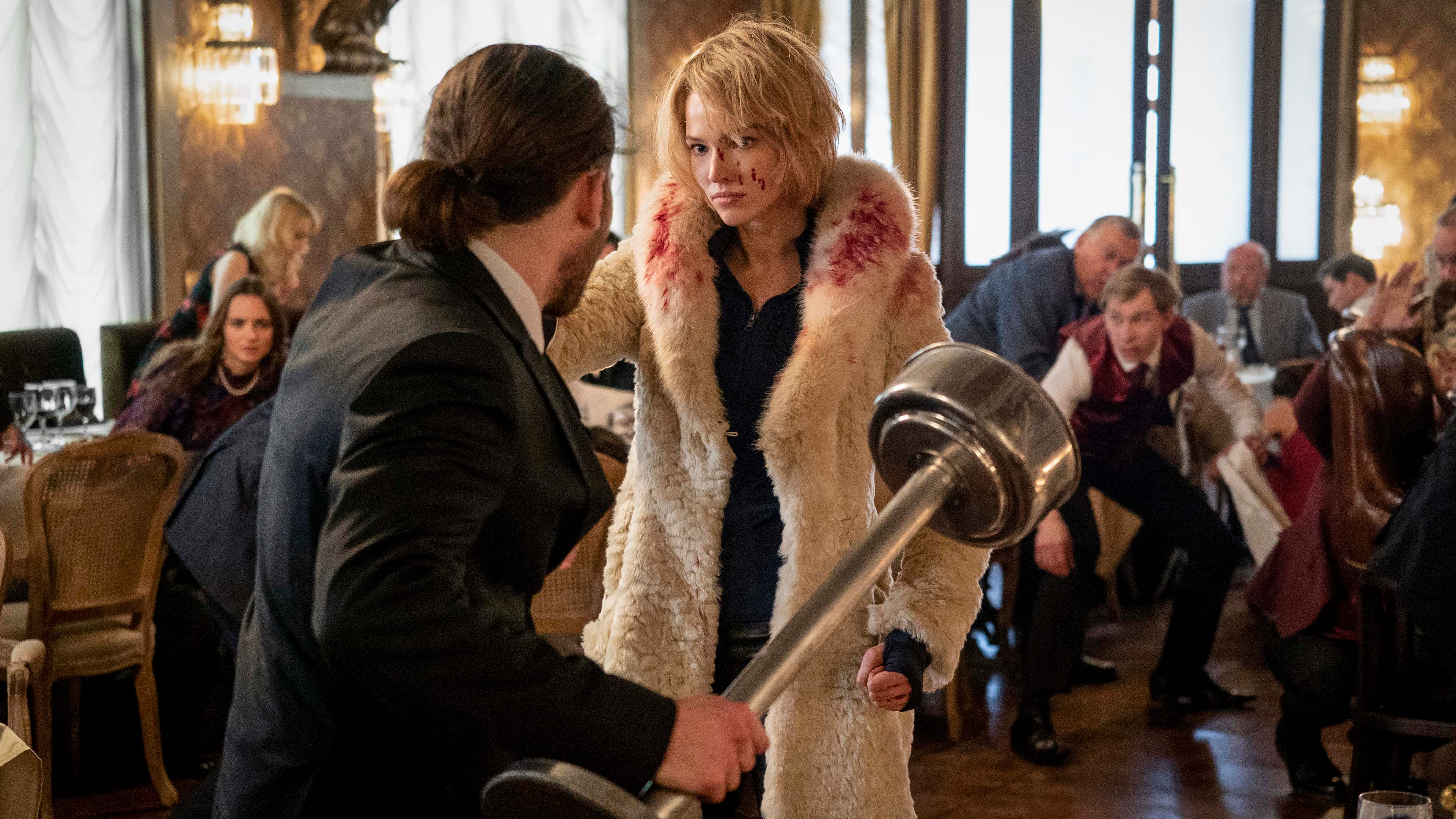 La mannequin rusa Sasha Luss es Anna, una agente del recontraespionaje.