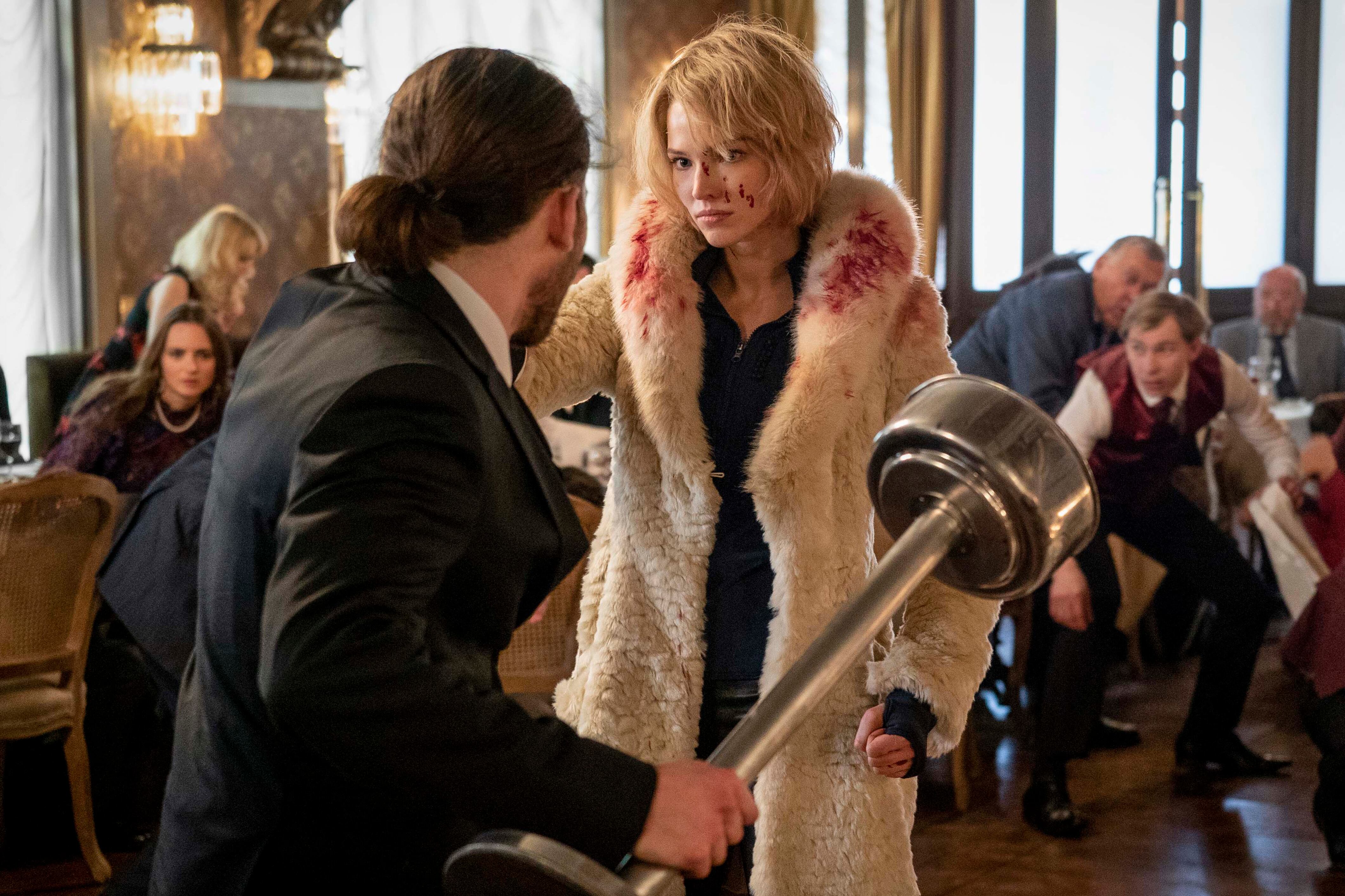 La mannequin rusa Sasha Luss es Anna, una agente del recontraespionaje.