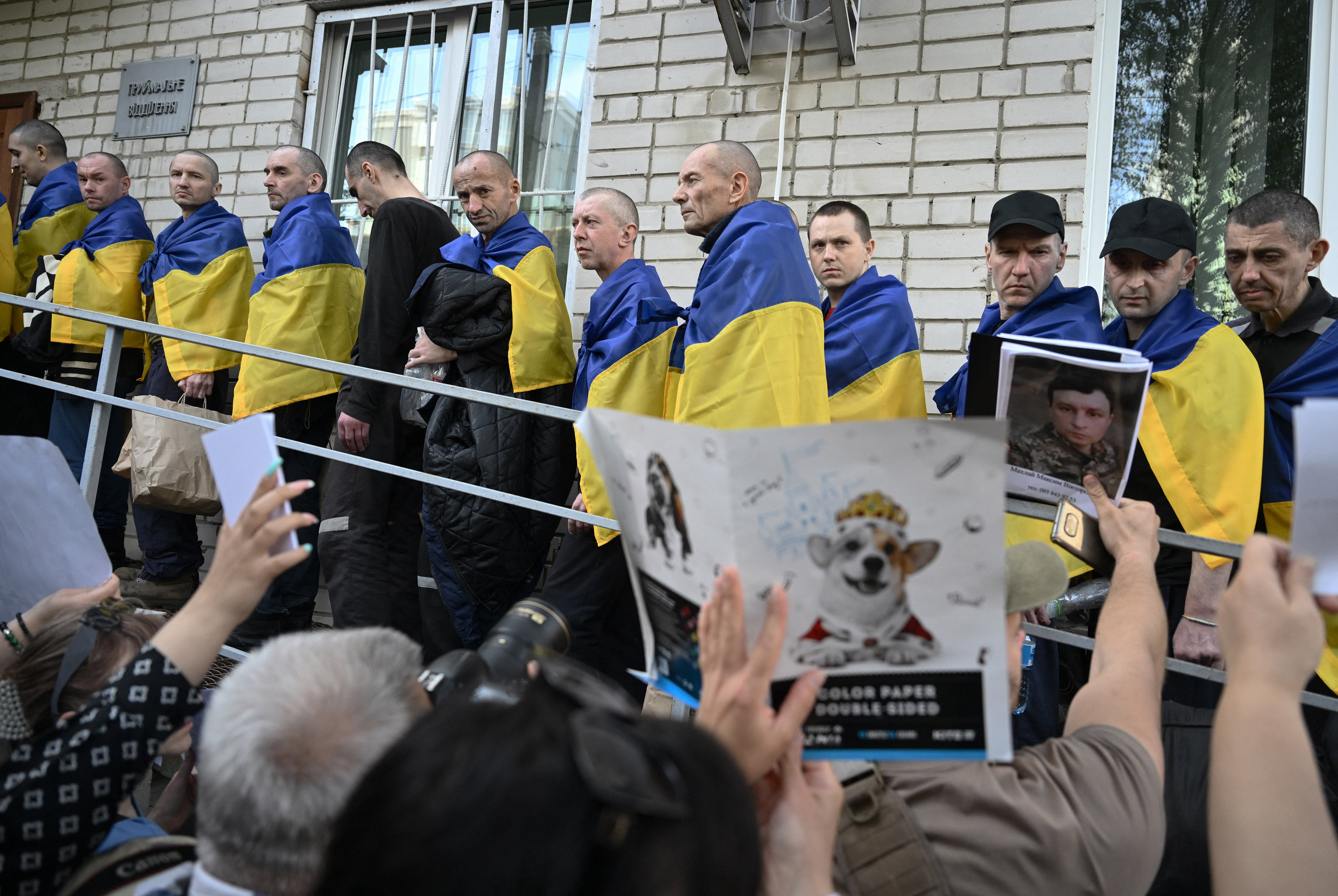 Los primeros ucranianos liberados por los rusos fueron recibidos por familiares en la región de Chernígov