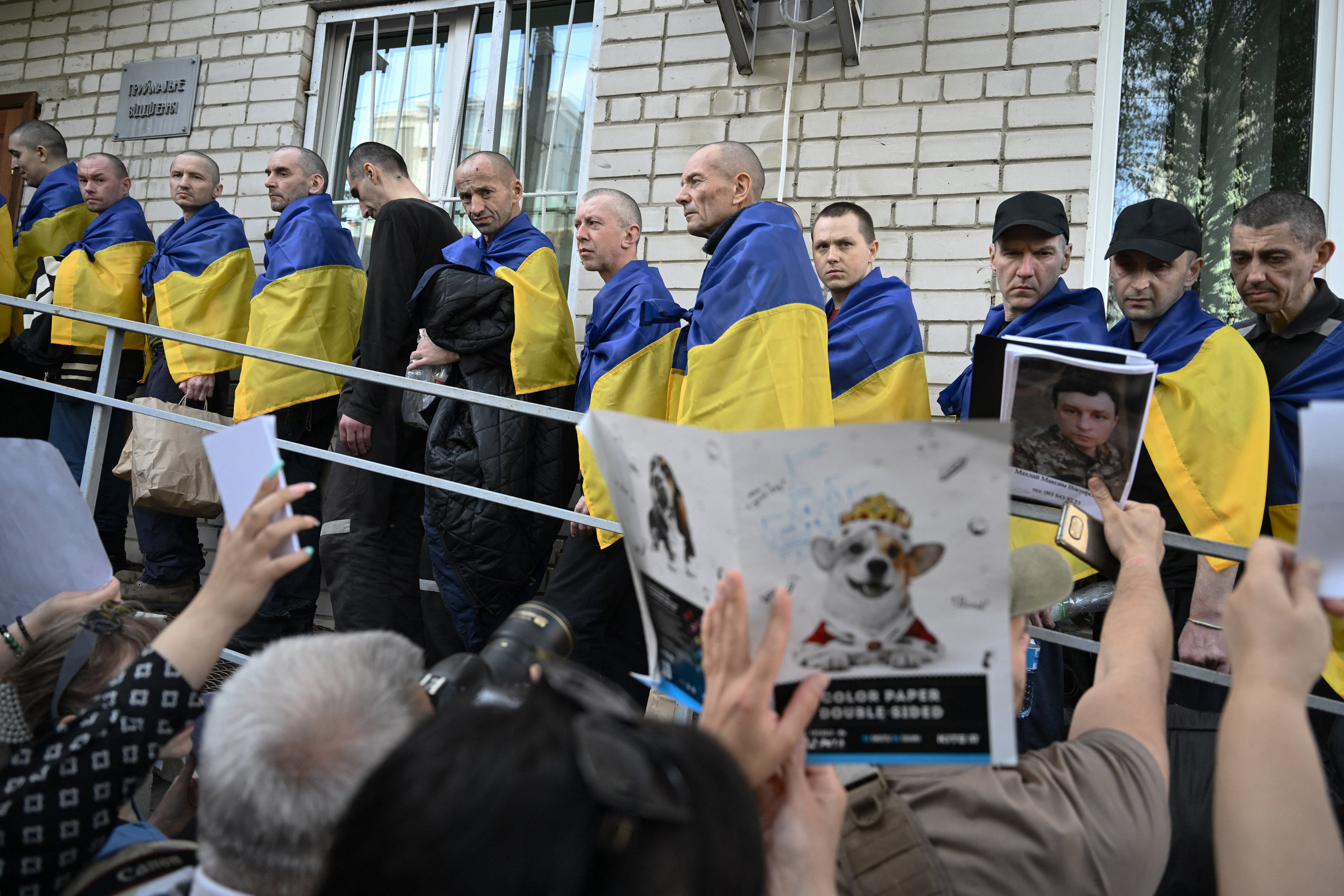 Los primeros ucranianos liberados por los rusos fueron recibidos por familiares en la región de Chernígov