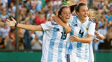 Sachs abraza a Larroquette, autora del primer gol a Panamá.