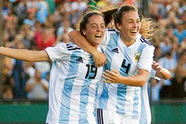 Sachs abraza a Larroquette, autora del primer gol a Panamá.