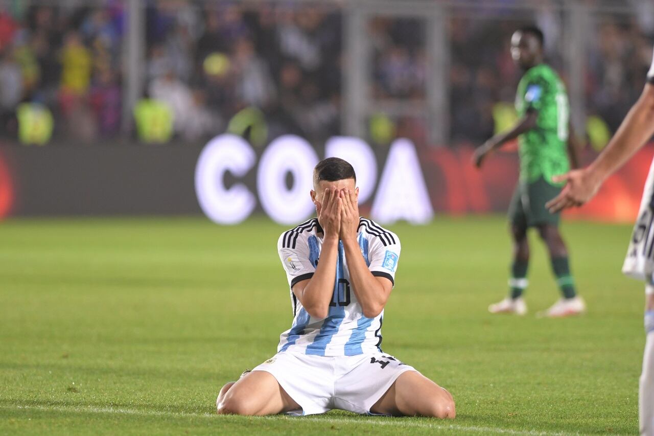 Valentín Carboni no puede creer una de las situaciones falladas durante el partido. Argentina, afuera