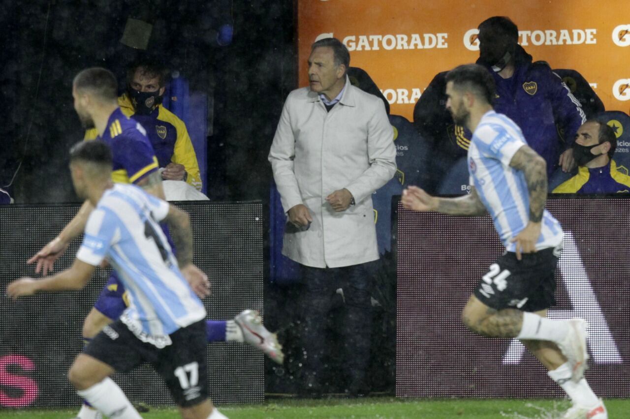 Russo se cubrió de la lluvia durante el partido