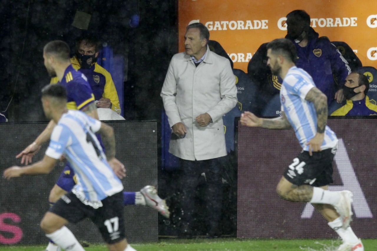 Russo se cubrió de la lluvia durante el partido