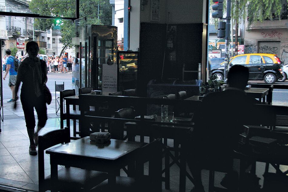 Cuando la temperatura oscila en los 35 grados, las redes de Edesur y Edenor quedan al límite y los cortes se multiplican.
