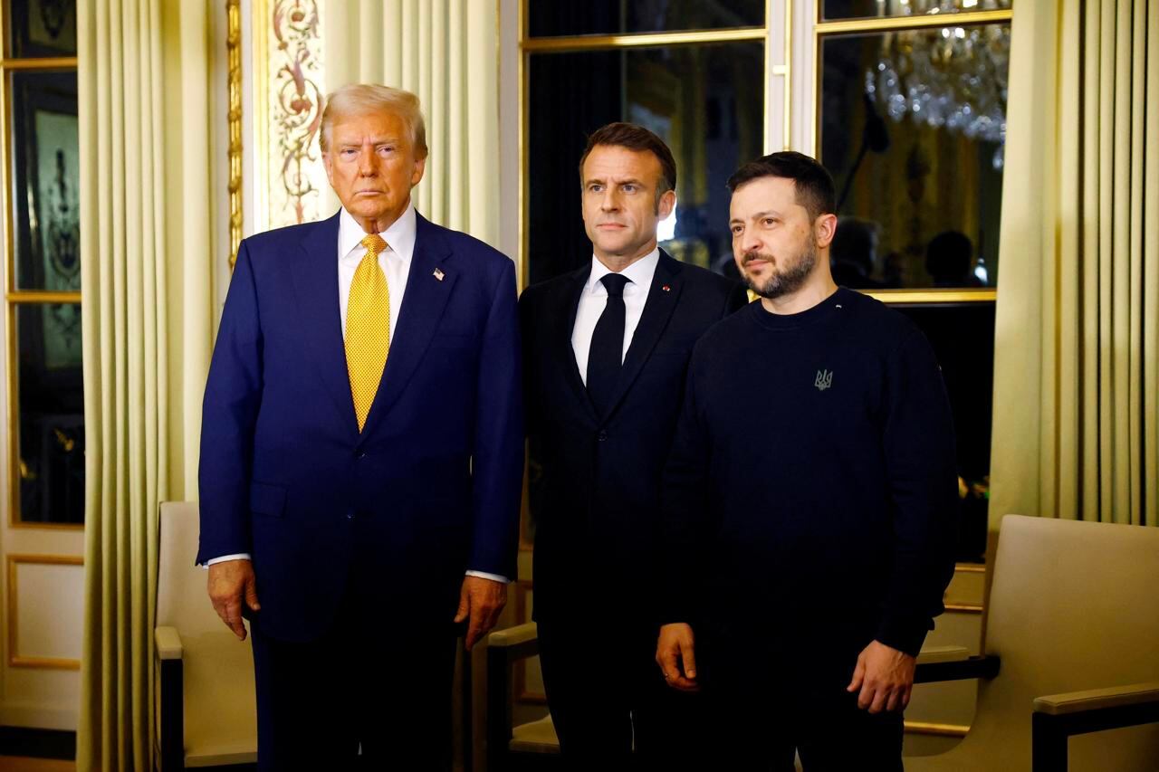 Macron, flanqueado por Trump y Zelenski. 