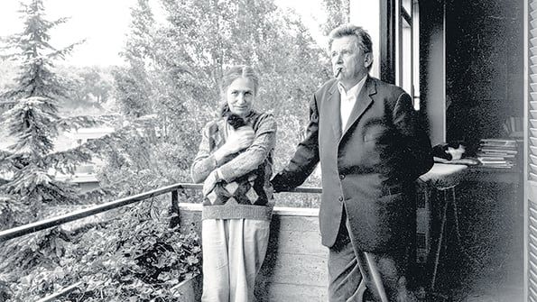 Danièle Huillet y Jean-Marie Straub nacieron en Francia pero filmaron en Alemania e Italia. Ella falleció en 2006 y él sigue en actividad.