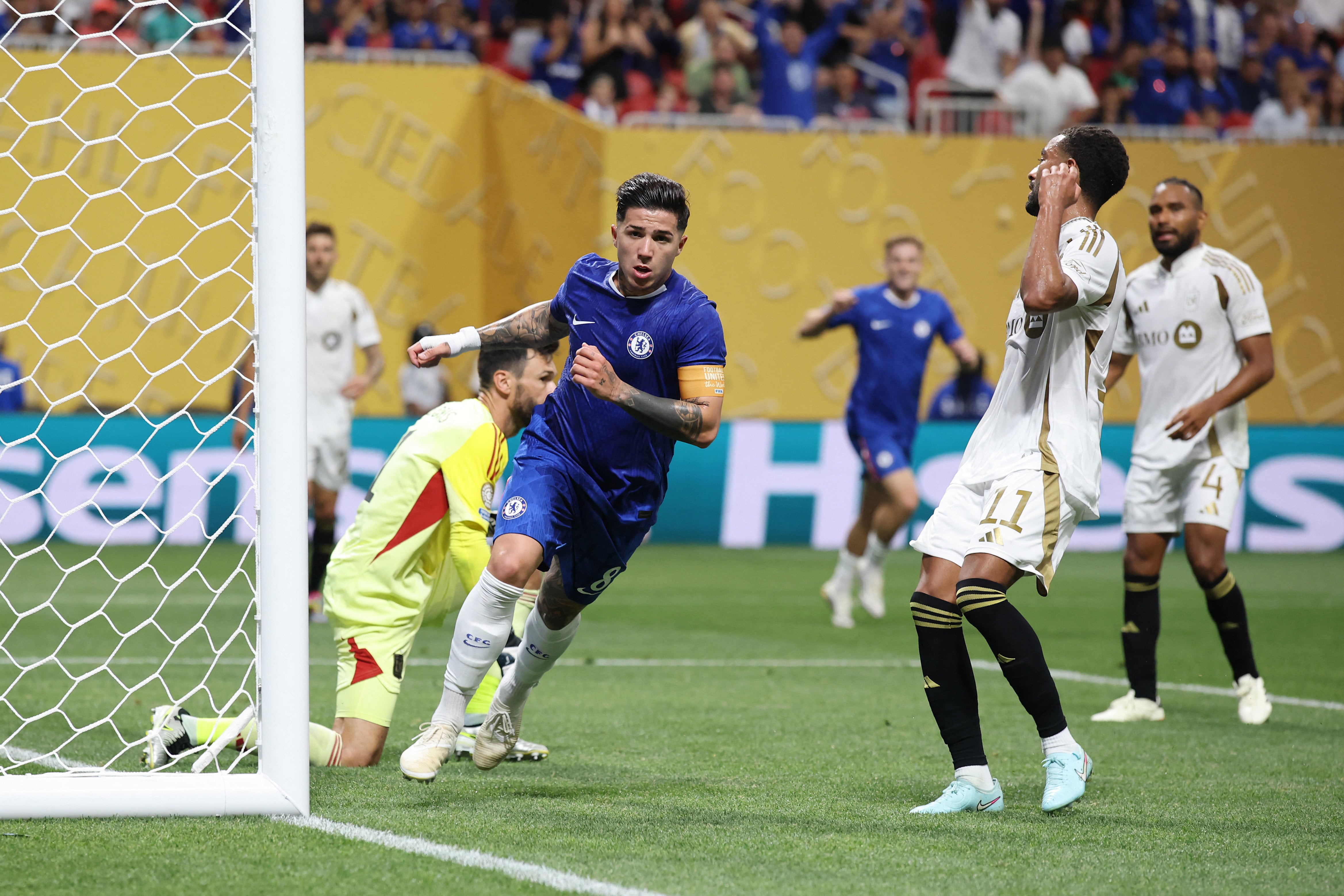 Enzo entró, le dieron la cinta y puso el 2-0.