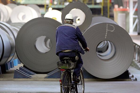 La industria cayó 5,1 por ciento en julio frente al mismo mes del año pasado.