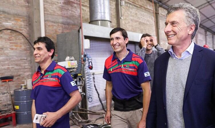 Macri recorre una fábrica en Presidencia Roque Sáenz Peña, antes del acto de hoy.