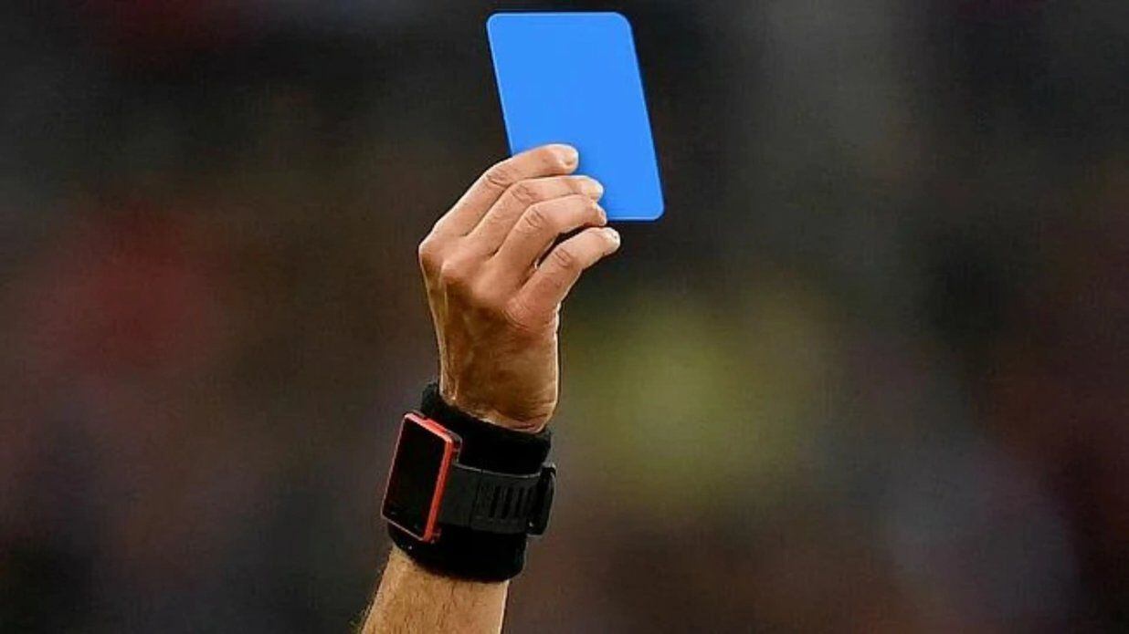 La tarjeta azul supondría un cambio muy importante en el reglamento del fútbol.