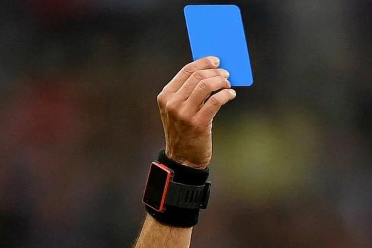 La tarjeta azul supondría un cambio muy importante en el reglamento del fútbol.