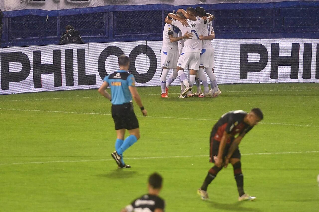 Todo Vélez festeja el gol de Lucero.