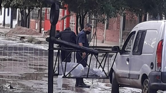 Operativo policial de vallado en barrio Santa Emilia