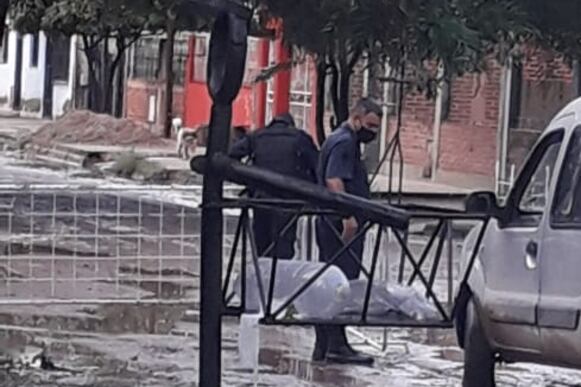Operativo policial de vallado en barrio Santa Emilia