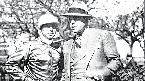 Carlos Gardel junto a jockey Irineo Leguizamo.