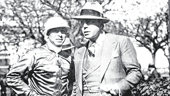 Carlos Gardel junto a jockey Irineo Leguizamo.