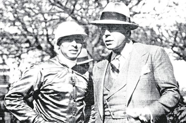 Carlos Gardel junto a jockey Irineo Leguizamo.