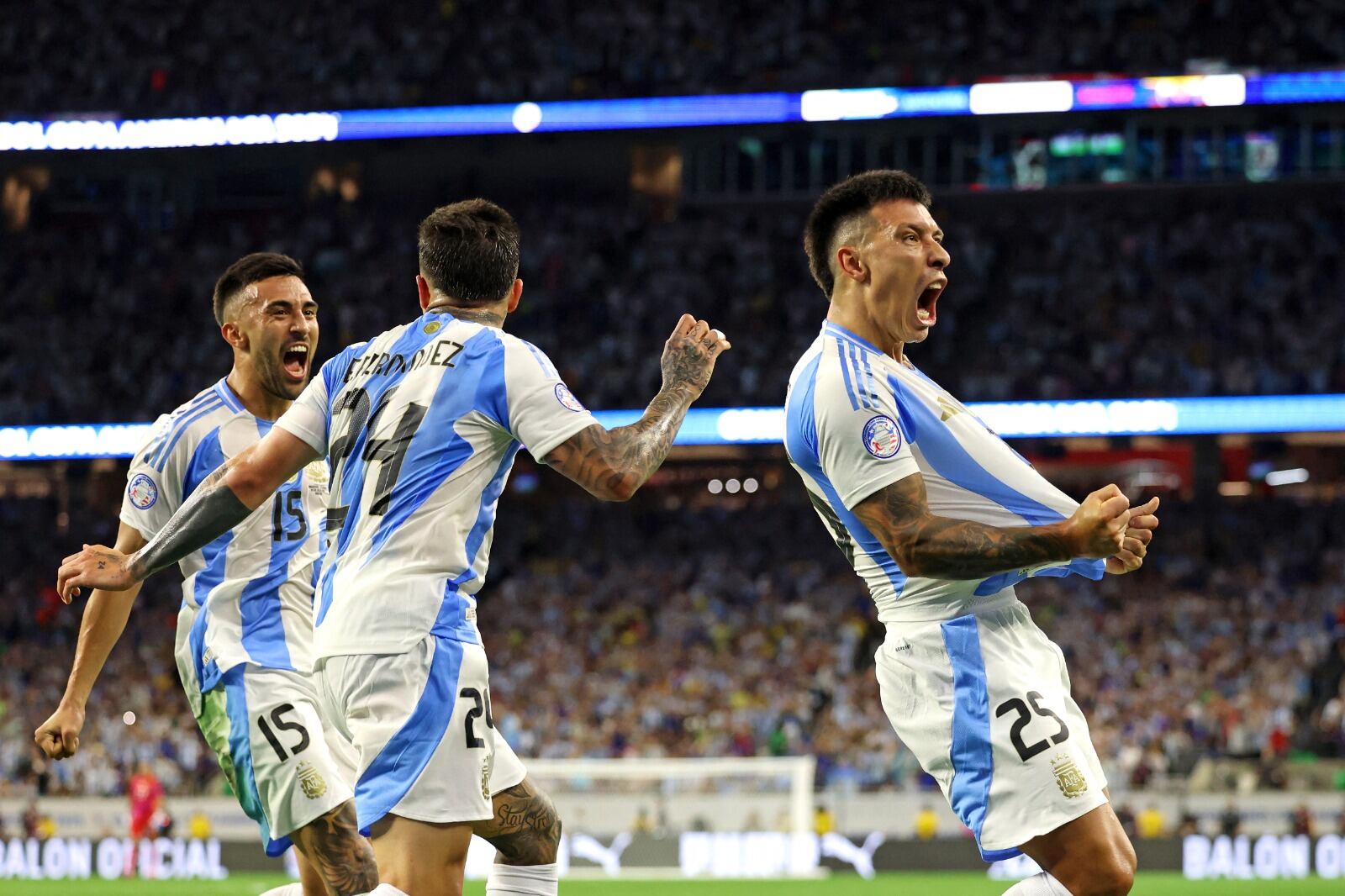 Lisandro Martínez festeja el 1 a 0, su primer gol con la celeste y blanca.