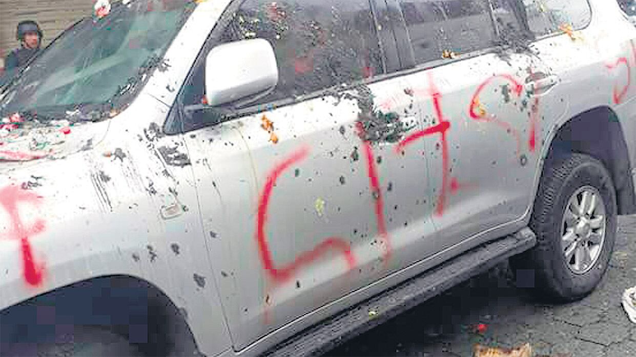 El auto de Correa fue vandalizado por una turba en Quinindé.