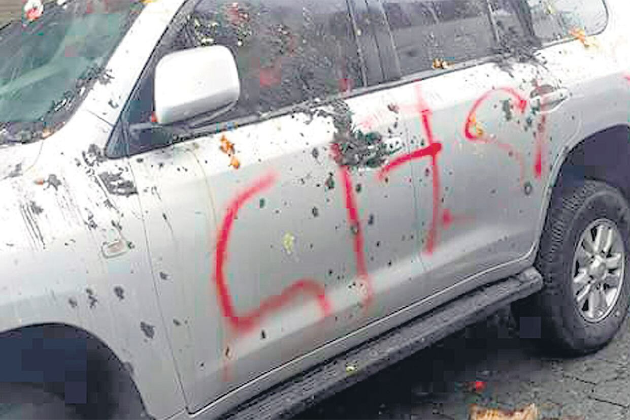 El auto de Correa fue vandalizado por una turba en Quinindé.