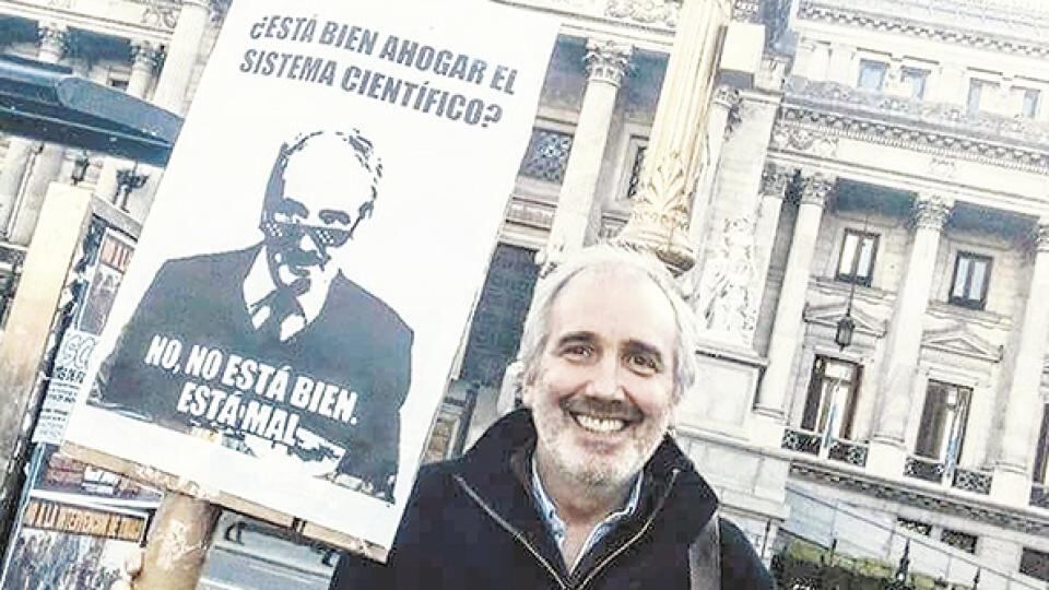 El biólogo Alberto Kornblihtt –sí, el del meme– dará una clase abierta y gratuita hoy a las 11 en Plaza de Mayo.